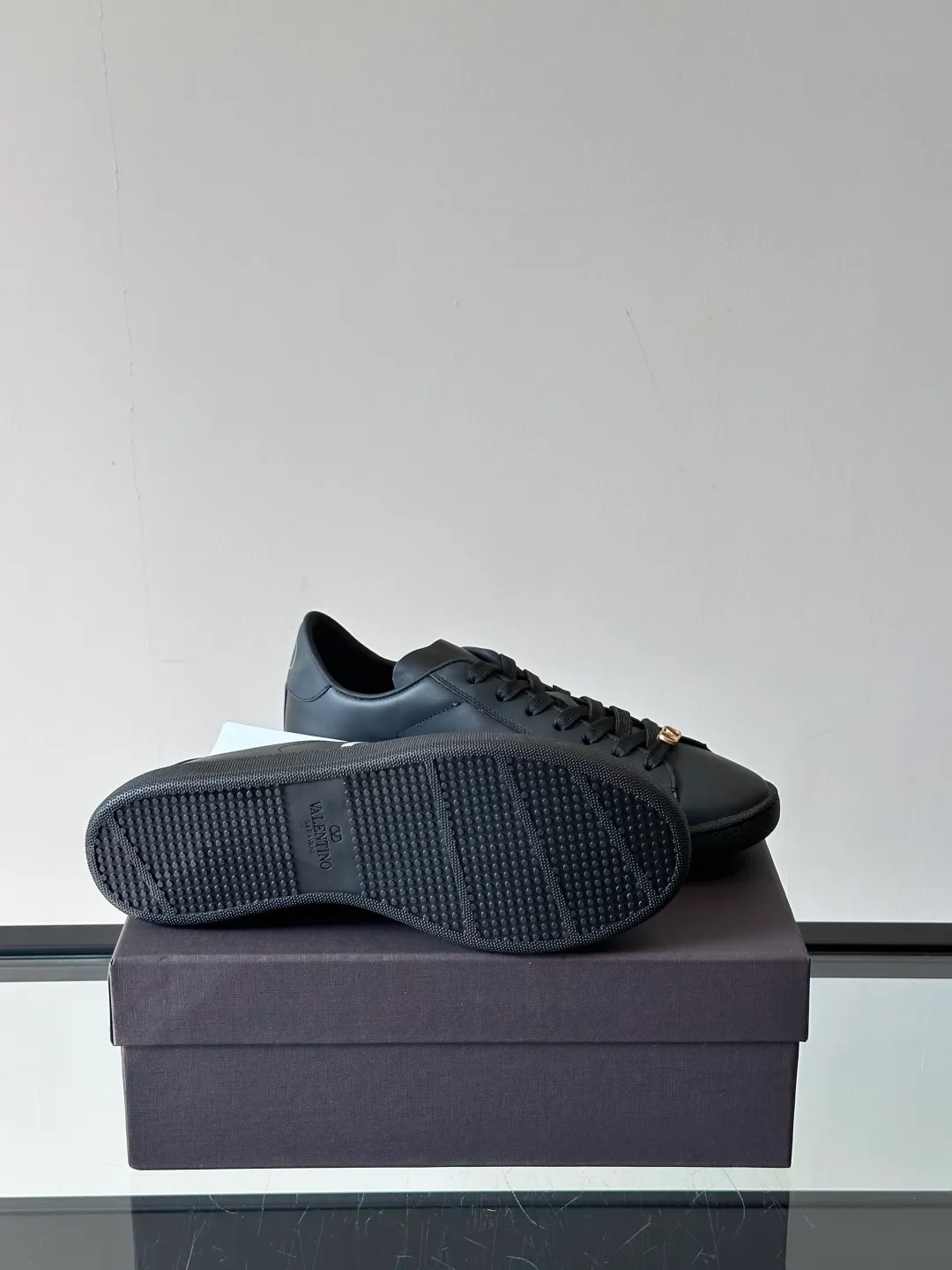 P420¥& VALENTINO Men’s spring and summer white shoes 🤍 VALENTINO GARAVANI ROYCO men’s soft calfskin sneakers, the shoelaces are equipped with removable vintage brass distressed effect VLOGO SIGNATURE accessories, and the back of the shoes is screen printed. Comfortable and good looking on the feet!  size：38-45